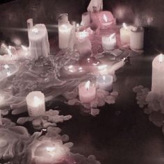 many lit candles are arranged in a circle