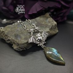 Natural Stones Jewelry, Bat Necklace, Jewelry Goth, Chunky Chain Necklaces, Labradorite Necklace