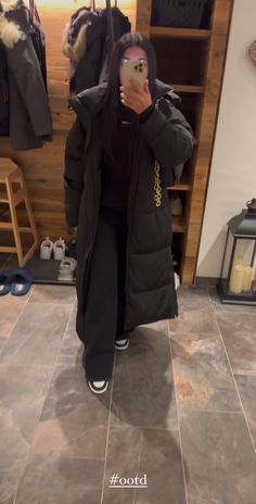 Long Black Winter Jacket, Long Black Denim Jacket Outfit, Zara Style 2023, Zara Outfit 2023 Winter, Zara Outfit 2020 Dress, Outfit Manteau, Zara Outfit 2020, Long Jacket Outfit, Trenchcoat Outfit