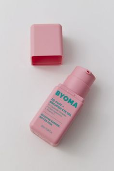 Our go-to BYOMA skincare. De-puffing and brightening eye gel from BYOMA. Formulated to help calm and brighten dark circles and puffiness. Made vegan and cruelty free. Features Lightweight eye gel by BYOMA Helps reduce puffiness and brighten dark circles Key ingredients: Tri-Ceramide Complex, Vitamin C Alcohol & fragrance free Vegan & cruelty free Content + Care Ingredients: Water, Dipropylene Glycol, Glycerin, Butylene Glycol, 1,2-Hexanediol, Cetearyl Olivate , Hydroxyethyl Acrylate/Sodium Acryl Product Flatlay, Byoma Skincare, Bow Wallpaper Iphone, Flatlay Photography, Bow Wallpaper, Eye Brightener, Summery Nails, Butylene Glycol, Flat Lay Photography