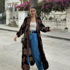 Silk Kimono Outfit Street Styles, Boho Outfit 2023, Duster Kimono Outfits, Athens Street Style Greece, Kimono Boho Outfit, Bohemian Style 2023, Modern Indian Clothes, Eclectic Style Fashion Boho Chic, Feel Good Outfits