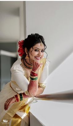 Kerala Saree Bridal Look, Kerala Wedding Hairstyle, Female Photography Poses, Kerala Bride Hairstyles, Poses For Females, Kerala Hindu Bride, Indian Bride Makeup, Female Photography