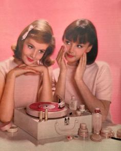 Seventeen Magazine, 1962 Carol Lynley, Seventeen Magazine, Vintage Makeup, Vintage Americana, Record Players, 1960s Fashion, Record Player, Vintage Girls, Vintage Beauty