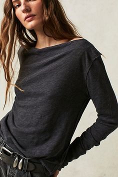 Add a cool and classic touch to your tops collection with this so cool long sleeve tee featured in a drapey, relaxed fit with subtle cowl-inspired neckline for added shape. **Fit:** Classic, relaxed fit **Features:** Wide neckline, exposed seaming, heathered fabrication **Why We | Kimmi Long Sleeve by Free People in Black, Size: XS Fall Pullovers, Shirts Streetwear, Looks Jeans, Fall Pullover, Casual Shirt Women, Tops Long Sleeve, Boho Floral Dress, Office Casual, Boho Maxi Dress