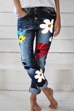 Floral Denim Pants, Denim Bottoms, Blue Denim Pants, Painted Jeans, Painted Clothes, Floral Denim, Floral Fashion, Look Casual, Casual Denim