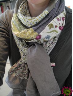 Pour l'anniversaire de maman il me fallait du home-made bien évidemment. Au départ j'étais parti pour faire un chèche, un simple rectangle... Spring Scarf, Fabric Scarf, Creation Couture, Couture Sewing, Recycle Clothes, Diy Couture, Cycling Outfit, Upcycle Clothes