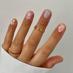 Wanna have a delicate and cute daisy nail art? Then, why don't you have daisies with different colors in each nail. Pastel Biab Nails, Pastel Shellac Nails, Short Nail Shellac Ideas, Summer Nails Shellac, Pastel Short Nails, Very Short Gel Nails, Short Biab Nails, Pastel Gel Nails, Uñas Color Pastel