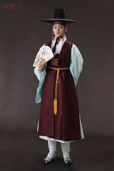 Hanbok Male, South Korea Culture, Traditional Korean Clothing, Traditional Asian Clothing, Korean Photography, Korean Colors, Modern Costumes, Modern Hanbok, Korean Traditional Dress