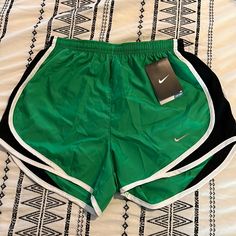 Nwt Nike Xs Dri-Fit Green And Black Running Shorts Black Running Shorts, Body Smells, Baggy Clothes, Comfy Clothes, Fashion Suits, Nike Green, Mens Fashion Suits, Green Pants, Athletic Outfits