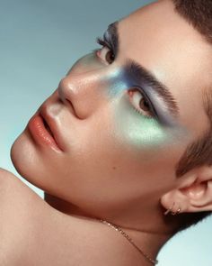 Hologram 3.0 The metaverse enables the expansion of the boundaries of all disciplines as we know them into a new, artificial realm. It served as inspiration for the creation of this avant-garde men's beauty editorial and holographic makeup. Creative Director/Photographer/Retoucher: Víctor Gómez @victorgomez_studio Makeup Artist: Varo Cianca @artisticvaro Male Model: Gio Martini Ripoll @giomripoll Assistant: José López @jotad.raw Male Model: Pablo Herrador @pabloherradoor Editor-in-chief:... Chrome Makeup Look, Avante Garde Makeup, Guard Makeup, Chrome Makeup, Editorial Makeup Creative, Abstract Makeup, Avant Guard, Holographic Makeup