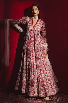 Anarkali Dress Pattern Chiffon, Anarkali Inspiration, Traditional Anarkali Dresses, Wedding Lehngas, Chiffon Anarkali, Indian Dresses Anarkali, Kurti Ideas, Traditional Wardrobe, Anarkali Designs