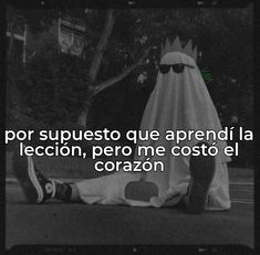 a person laying on the ground with a ghost costume over their head and text that reads, por supleto que aprendidar la leccion, perro me costo el cora