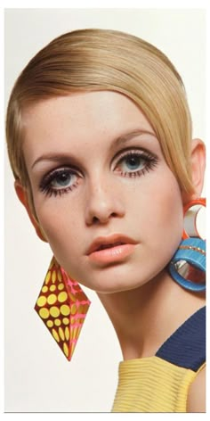 iconic 60s makeup look inspired by Twiggy! Get that retro vibe with dramatic droopy eyes, perfect for a fall makeup style  #TwiggyMakeup #1960sMakeup #DroopyEyes #RetroMakeup #FallMakeupLooks #VintageVibes #60sGlam Twiggy 60s, 90s Makeup Trends, 60s Twiggy, 90s Style Icons, 1960s Makeup, Twiggy Makeup, Twiggy Fashion, Vintage Makeup Looks