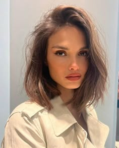 The Kitty Cut is the Hottest Hair Trend in 2024 · Thrill Inside Pelo Bob Ondulado, Hot Haircuts, Chic Hairstyles, Sleek Ponytail, Trending Haircuts, One Hair, Popular Hairstyles, Shiny Hair, Big Hair