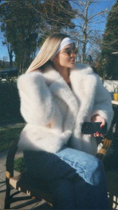 📸 Instagram: vilyaevaa Fake Fur Coat Outfit, Switzerland Fits, Fur Coat Aesthetic, White Fur Coat, Mountain Outfit, Outdoor Photoshoot, Model Aesthetic