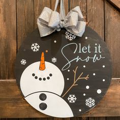 Let It Snow: Round Design & Swappable Design - Paisley Grace Makery Snowman Door, Round Door Hanger, Snowman Sign, Snow Theme, Door Hangers Diy, Wall Art Diy Paint, Door Signs Diy, Wooden Wreaths, Round Wood Sign