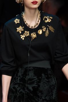 Great wearable presentation of multiple gorgeous vintage brooches! New Trend!! Dolce & Gabbana Fall 2015 2015 Trends, A Necklace, Mode Vintage, Inspiration Mode, Dolce & Gabbana, Vintage Costumes, Fashion Details, Jewelry Trends, Milan Fashion Week