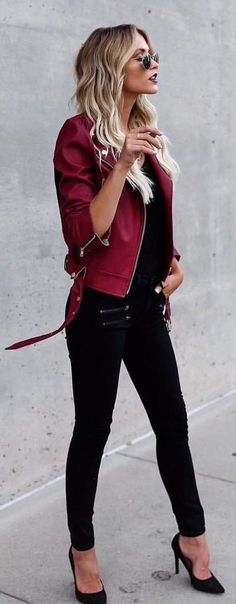 Reddish beet leather Fall Fashion Coats, Woman Walking, Street Style Edgy, Leather Jacket Outfits, Outfit Trends, Red Outfit