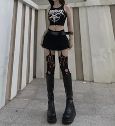 Dysphoria Outfits, Old Style Outfits, Goth Clubbing Outfit, Metal Concert Outfit, Nana Cosplay, Goth Outfit Inspo, Clubbing Outfit, Goth Women