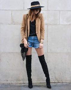 otk-black-boots-shorts-hat-street-style Short Y Botas, Black Fedora Hat, Slouchy Shirt, Chelsea Boots Heel, Otk Boots, Boating Outfit, Trendy Shorts, Short Jeans