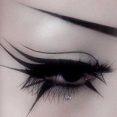 Grafik Eyeliner, Make Up Designs, Eyeliner Tips, Eyeliner Designs, Drag Make-up, Graphic Makeup