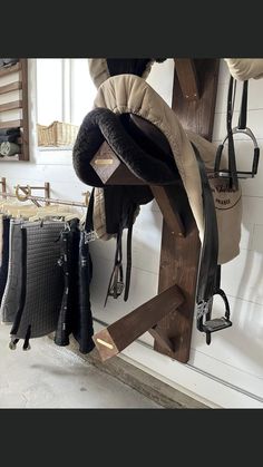 Luxury Tack Room Equestrian, Tack Room Diy, Tack Shed, Tack Room Ideas, Horse Barn Decor, Dressage Tack