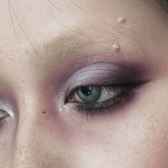 Colorful Eyeshadow Makeup, Whimsygoth Makeup, Cool Toned Eyeshadow Looks, Dark Ethereal Makeup, Eyeliner Eyeshadow Looks, Unique Eyeshadow Looks, Makeup Looks Purple, Dragonfly Makeup, Whimsigoth Makeup