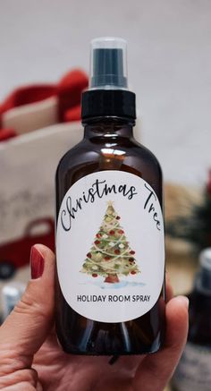 Looking for the perfect diy Christmas gifts? Check out these holiday room sprays made with essential oils! Plus you can download free printable bottle labels to make this awesome diy Christmas gift even better. #Christmas #Holidays #DIY #Gifts Poopourri Spray, Holiday Room Spray, House Scents, Christmas Room Spray, Room Spray Recipe, Essential Oil Spray Recipes, Diy Room Spray, Scent Blends, Potpourri Recipes