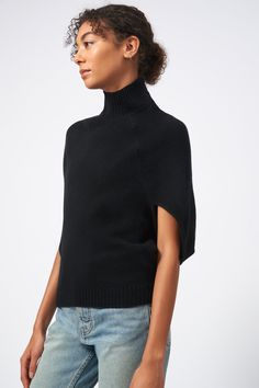 Kal Rieman Cashmere Cape Sweater in Black on Model Front View Capsule Wardrobe Pieces, Cashmere Cape, Cape Sweater, Business Casual Outfits For Women, Fashion Business Casual, Wrap Shirt, Cape Sleeves, Street Style Winter, Cold Weather Outfits