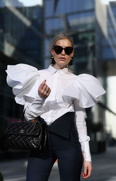 Couture Dior, Dramatic Style, Cool Street Fashion, White Shirts, Mode Inspiration, Modern Fashion, Fashion Details