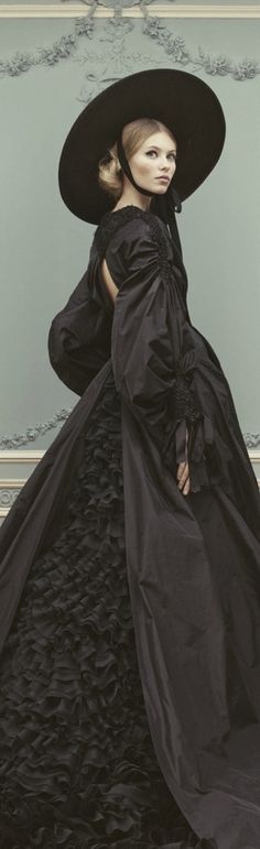 Ulyana Sergeenko S/S 2013. Full skirt and modern sleeve en bouffant remind of 1850's dress Mode Editorials, Ulyana Sergeenko, Look Retro, Southern Gothic, Moda Vintage, Gorgeous Gowns, Fantasy Fashion, Dark Fashion, Mode Inspiration