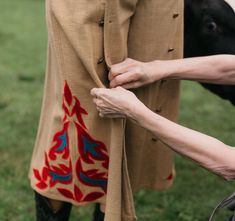 Misses 8-20. At the turn of the 20th century enterprising equestrian women, such as rodeo star Fanny Sperry Steele (1887-1983), wore a divided skirt, or split skirt, that enabled them to ride astride, but preserved the "look" of a skirt. This garment is actually a culotte with a movable front panel that buttons either to the left, for a skirt effect, or to the right for a pant effect. This sewing pattern has a deep center back pleat conceals the legs, providing plenty of fullness and assuring a Equestrian Women, Riding Skirt, Divided Skirt, Skirt Patterns Sewing, Split Skirt, Sewing Skirts, Sewing Blogs, Patterned Sheets, Big Sky