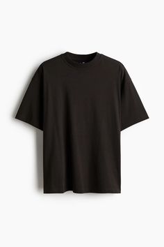 Oversized T-shirt in medium weight cotton jersey with a baggy, extra-loose silhouette. Ribbed crew neck, dropped shoulders, and a straight-cut hem.

Art. No.:1074658001
Model size:
The model is 182cm/6'0" and wears a size M
Length:
Regular length
Sleeve Length:
Short sleeve
Fit:
Oversized
Neckline:
Round Neck
Description:
Solid-color
Concept:
BASICS T-shirt Refashion, Oversized T Shirt, Straight Cut, Oversized Tshirt, Medium Weight, Oversized Fits, T Shirt Dress, Black Men