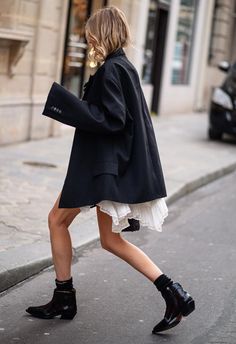 Pfw Street Style, Elle Ferguson, Teacher Fashion, Minimal Street Style, Street Style Parisian, Looks Street Style, Eclectic Fashion, Paris Street Style, Fashion Styling