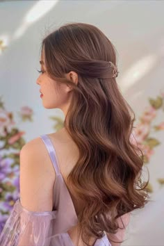 Romantic loose waves hairstyle for a wedding guest with long hair. Wedding Guest Hairstyles Picture, Soft Wedding Guest Hair, Bridesmaid Hairstyle Long Hair, Long Hair Wedding Guest Hairstyles, Best Wedding Hairstyles For Long Hair, Hair Styles For A Party, Elegant Hairstyles For Wedding Guest, Hair Looks For Wedding Guest, Prom Down Hairstyles