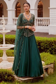 Peplum Lehenga, Orang India, Kurta Lehenga, Indian Bridesmaids, Indian Outfits Lehenga, Gaun Fashion, Green Lehenga, Embroidered Lehenga, Indian Dresses Traditional