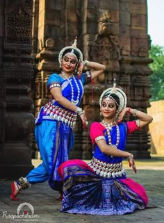 Orissa Traditional Dress, Bharatanatyam Duet Poses, Bharatnatyam Poses For 2 People, Bharatnatyam Duo Poses, Odissi Dance Poses, Bharatanatyam Dancer