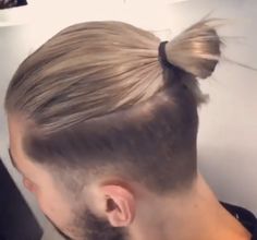 Hairstyle Long Hair Fade, Man Bun Haircut, Oscar Hairstyles, Curly Hair Fade, Man Bun Hairstyles, Undercut Long Hair, Top Knot Hairstyles, Viking Hair, Men Haircut Styles