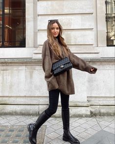 Oversized brown zara knit paired with knee high boots and chanel classic flap Chic Sporty Outfits, Winter Date Night Outfits, Winter Boots Outfits, Autumn Outfits, Street Style Winter, Looks Chic, Warm Outfits, Sporty Outfits, Autumn Outfit