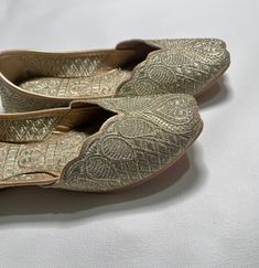 Introducing our exquisite handcrafted ladies Cream & Beige khussa jutti, a blend of elegance and tradition designed to adorn your feet with timeless beauty. Crafted with meticulous attention to detail, this stunning khussa features a captivating Grey hue embellished with a delicate gold floral pattern, accentuated by shimmering sequins for a touch of opulence. NOTE : Product colour may slightly vary. Thank you Golden Punjabi Jutti, Punjabi Jutti Design, Jutti Design, Indian Shoes, Punjabi Jutti, Punjabi Wedding, Flat Shoes Women, Wedding Shoes, Timeless Beauty