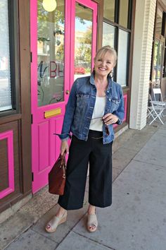 How To Wear A Denim Jacket Over 50 - Outfit Ideas +styling Wide Leg Denim Capris Outfit, Wide Leg Crop Pants Outfit, Cropped Pants Outfit, Capri Pants Outfits, Wide Cropped Pants, A Well Styled Life, Cropped Jeans Outfit, Outfit For Petite Women, Outfit Petite