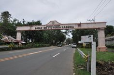 a sign that reads banh no tutonia laguna on the side of a road