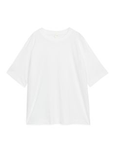 Made from long-staple pima cotton jersey, this soft t-shirt offers a roomy fit with dropped shoulders. This piece can be worn with jeans for an everyday look or dressed up with a skirt. CrewneckClean finish Flamingo Fashion, Beige Top, T Shirt Oversized, Oversized T Shirt, Oversized Shirt, Primavera Estate, Oversized Tshirt, White T, White Tops