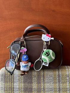 Bag Charm Trend 2024, Bag Charms Aesthetic, Bag Accessories Keychain, Uni Bag, Accessorize Bags, Inside My Bag, Purse Essentials, Handbag Essentials