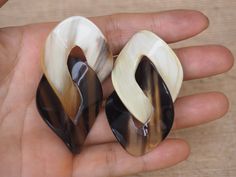 This beautiful earrings pair is handcrafted 100% from natural buffalo horn material. Dimension: 6 x 4 cm. Finish: polish. Metal Parts: stainless steel L304. Each piece of natural horn has its own color variation which make it unique. We will send a color similar to this item or similar to your choice.  If you want please just request for a photo before shipping to make sure you can receive exactly the one you like, your satisfaction is our happiness. Have a happy shopping time! See you again soo Horn Bracelet, Horn Earrings, Beautiful Bracelet, Bracelet Set, A Color, Beautiful Earrings, Jewelry Earrings Dangle, Etsy Earrings, Dangle Drop Earrings