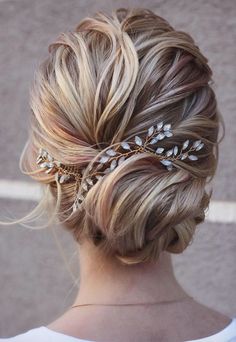 a woman with blonde hair is wearing a wedding hairstyle