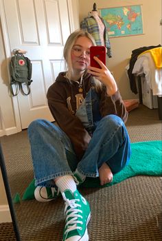 Green Hightop Converse Outfit, Colored Converse Outfit High Tops, How To Style Green Converse, Converse Green Outfit, Green Converse Outfits