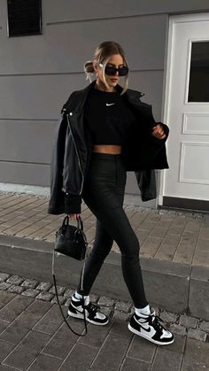 Look Legging, Winter Fashion Outfits Casual, Rock Outfit, Black And White Sneakers, Looks Street Style, Interview Outfit, Athleisure Outfits, Sporty Outfits