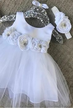 Vestidos De Bautizos Largos Nuevos Desde 300 | MercadoLibre.com.ve Naming Ceremony Dress, White Christening Dress, White Baptism Dress, Girls Baptism Dress, White Baby Dress, Baptism Dress Baby Girl, Girls Communion Dresses