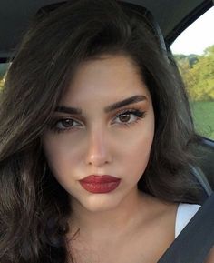 Makeup On Dark Brown Eyes, Dark Red Lip Makeup Look, Ivana Santacruz, No Make Up Make Up Look, Red Lipstick Makeup, Red Makeup, Winter Makeup, Makeup Looks Tutorial, Makeup Makeover